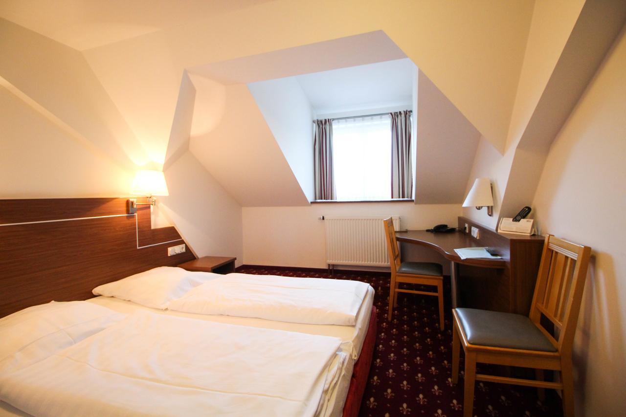 Hotel-Gasthof Obermeier Allershausen Exteriör bild