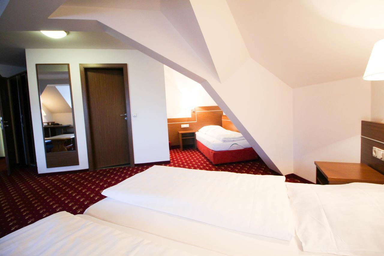 Hotel-Gasthof Obermeier Allershausen Exteriör bild